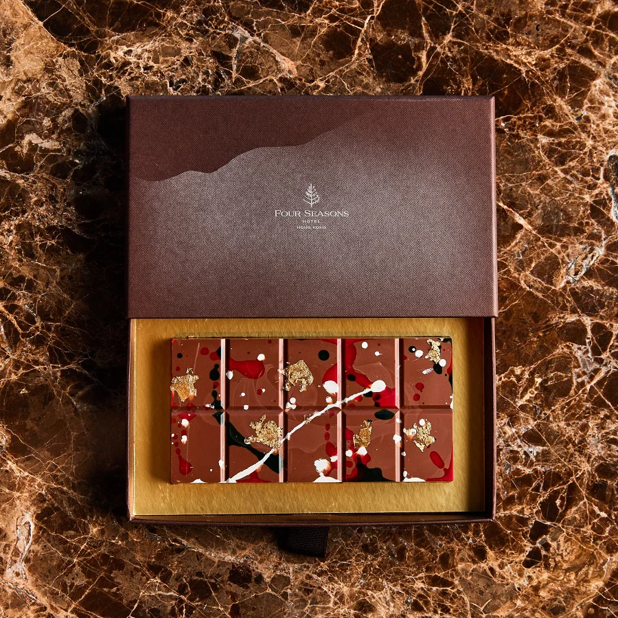 禮盒內更特設港式限定的「奶茶脆脆朱古力」，完美融合中東經典與本地奶茶風味，口感層次豐富。