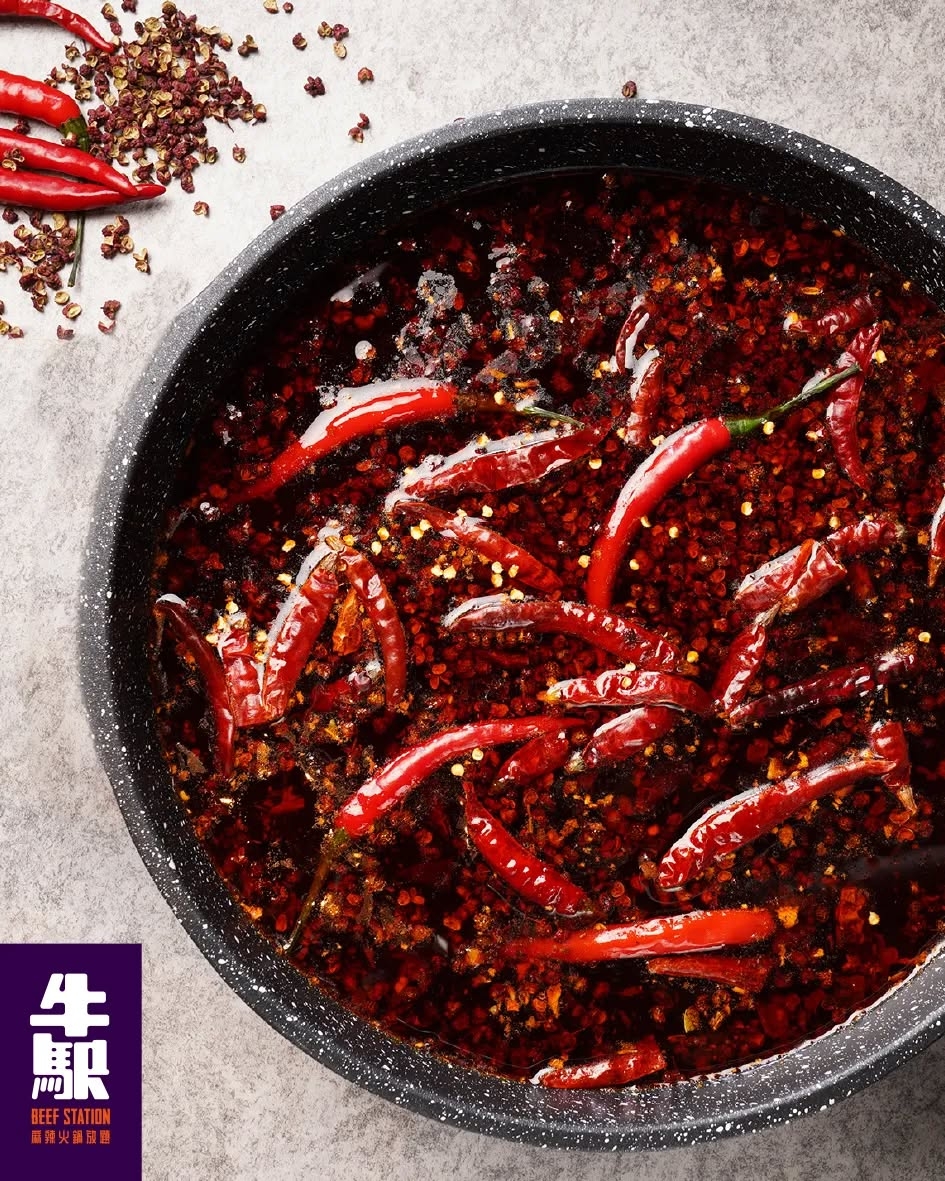 牛站麻辣火鍋放題提供任食火鍋，以豐富的湯底和高質肉類為基礎，並加入了 台灣鴨血、士林腸灌蛋 等地道台式風味小吃作為特色配料。