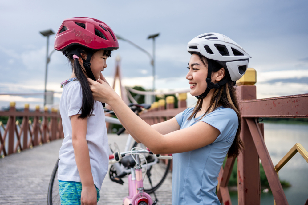 出發前應穿著輕便、配戴頭盔，親子踩車需留意家庭單車重量，並事先計劃好路線、還車點及留意天氣日照時間以確保安全順暢。