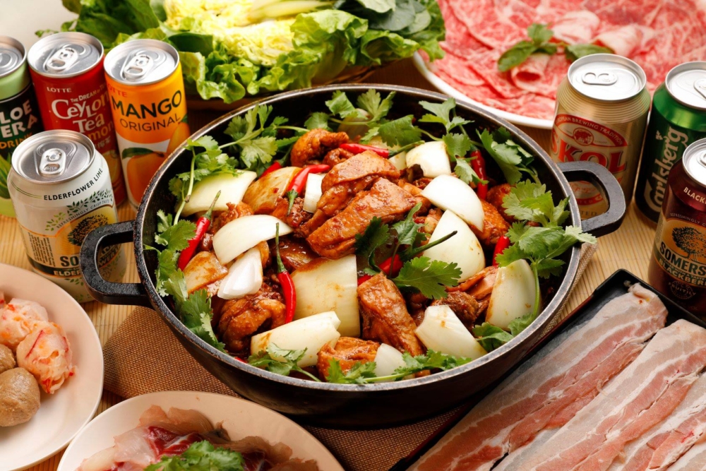 至尊重慶雞煲是旺角高CP值的平價雞煲放題，最平只需$168／位起，可2小時任食雞煲及火鍋配料。