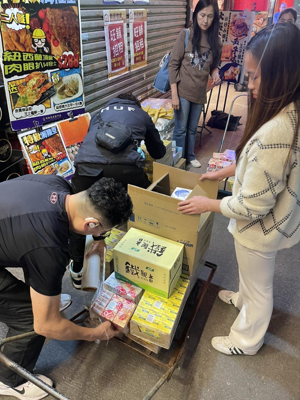 大埔宏福苑五級大火事件發生後，大埔多間小店及熱心街坊自發組織派發飯盒、水和生活物資向災民送暖