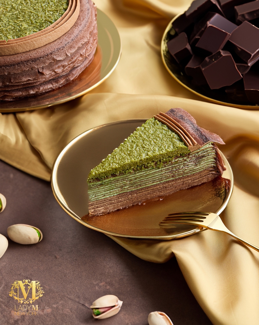 這款蛋糕以多層手工朱古力班戟皮，夾著開心果與濃郁朱古力忌廉，並鋪上開心果醬及Kataifi酥絲脆層，層次豐富且高貴雅緻。