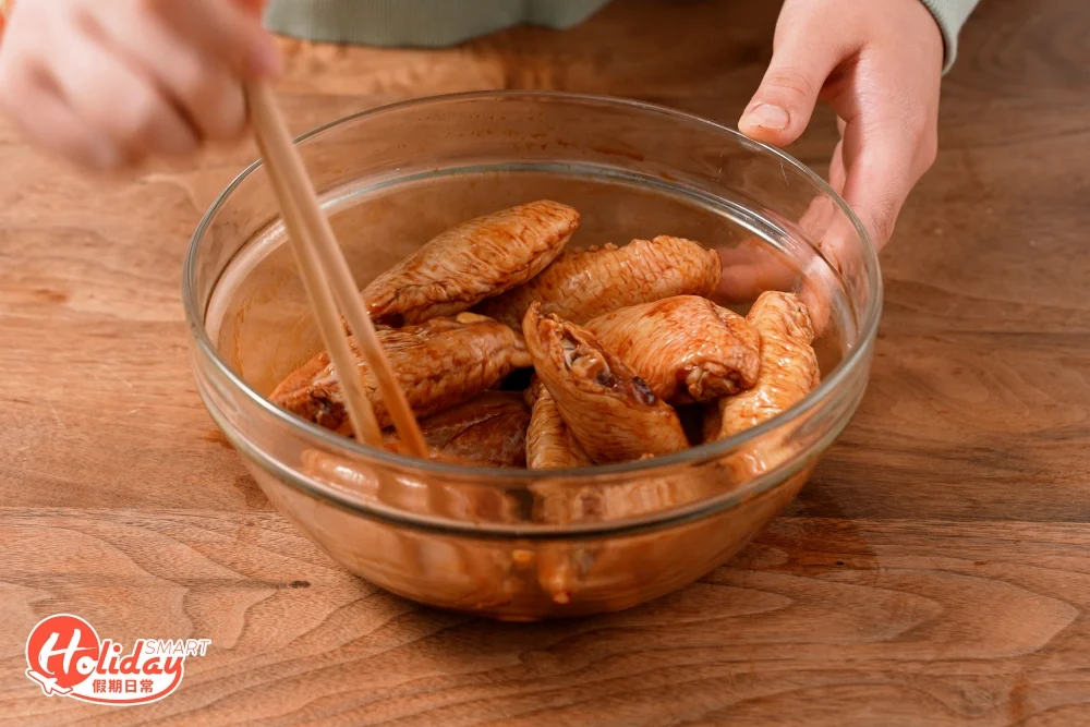瀝乾水份後醃約兩小時。
