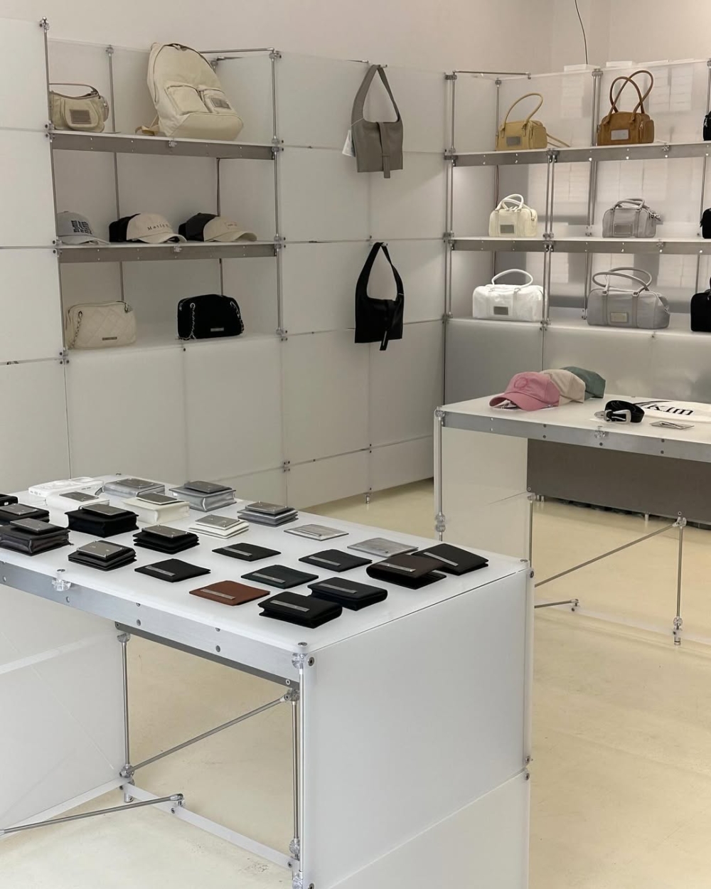 韓國小眾時尚品牌 Matin Kim 近年因「少女時代」太妍愛用而爆紅，以簡約俐落的歐美街頭風格聞名。