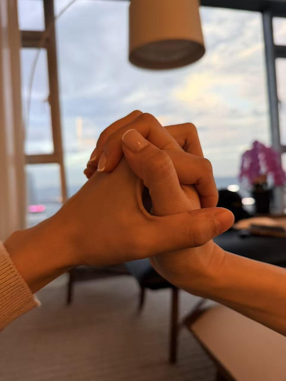 宣萱日前在Facebook突然無預警上傳了一張「拖手相」，並更換了甜美笑容的新頭像！