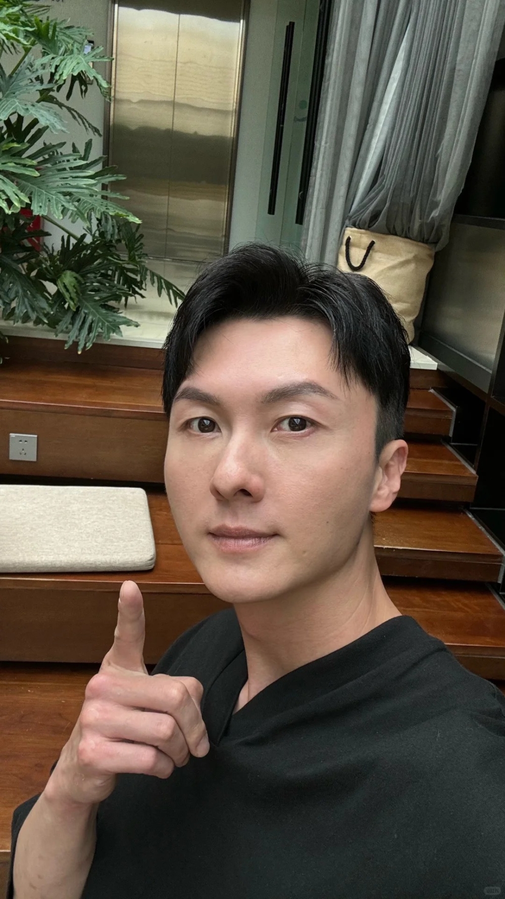 但同時亦有人對王浩信的新造型持保留態度：「何事落得這收場」