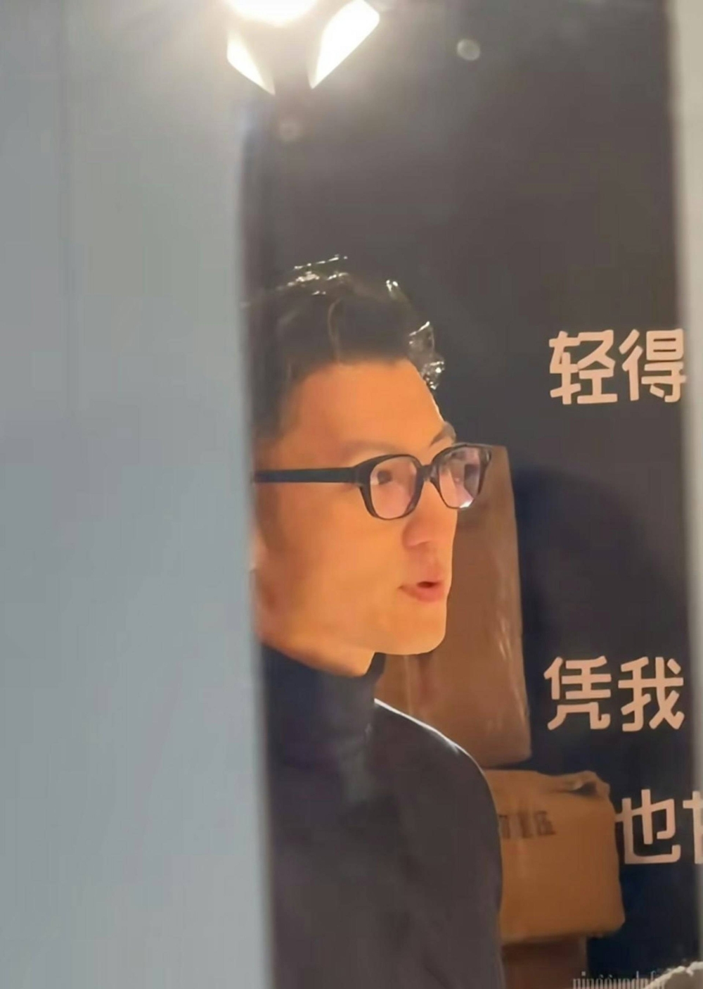 最近有網友意外影到霆鋒在公司內部訓話的畫面