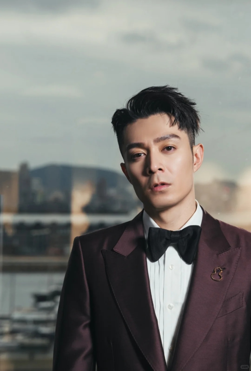 不過其後就有細心網友發現傳單上的電話號碼1984－1112，是周柏豪的出生日子，相信這張傳單是周柏豪內地粉絲的應援物。