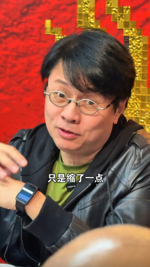 不過其身形狀態與當時相比就已判若兩人，明顯較從前豐滿，臉頰「暴賬」