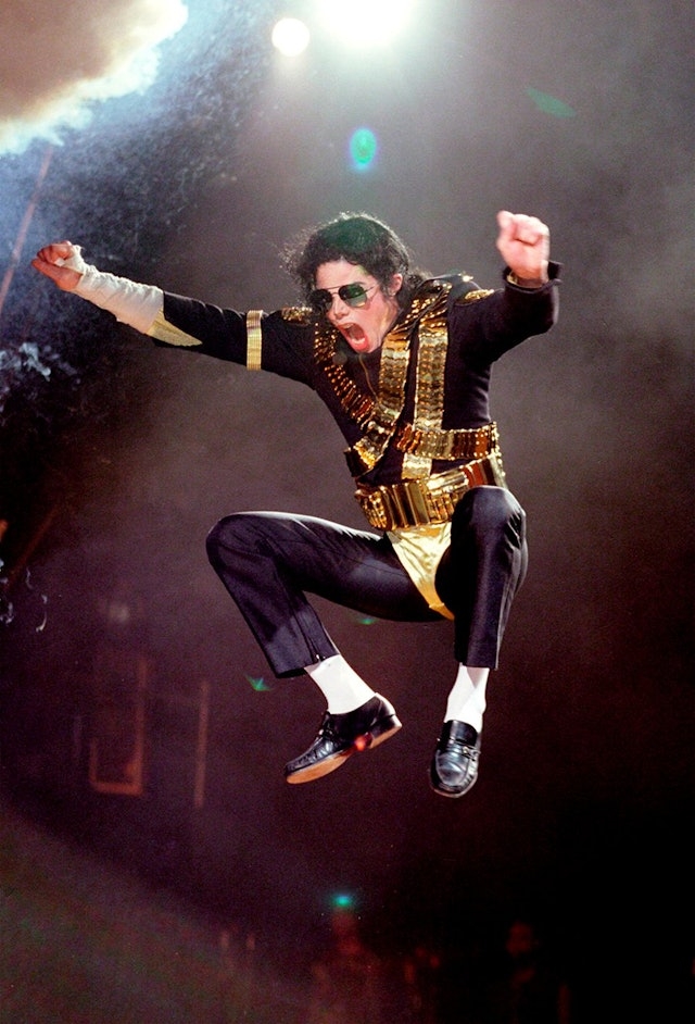 最早期Michael Jackson在演唱會亦有表演過「彈射出場」