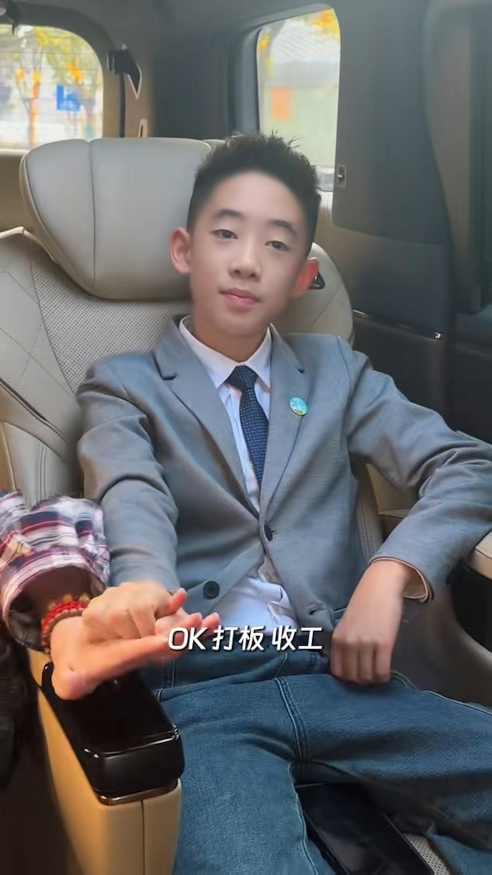 其實現年12歲的Jasper，在4歲時與爸爸陳小春參與親子真人騷《爸爸去哪兒》時已展現過人語言能力