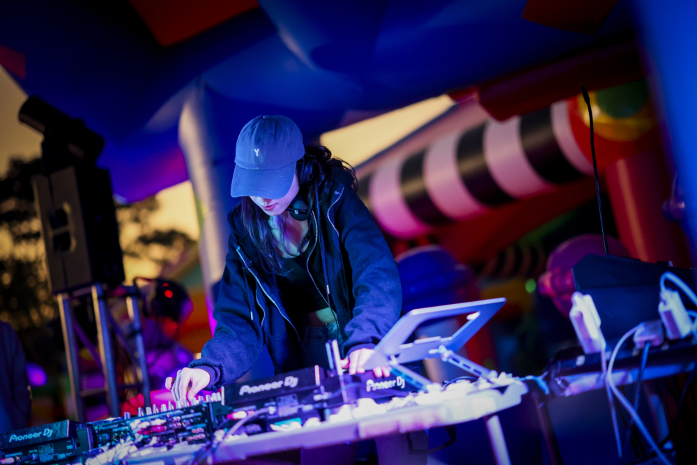 新增「黑夜彈跳派對」，全日 DJ 駐場，音樂節拍炸場。