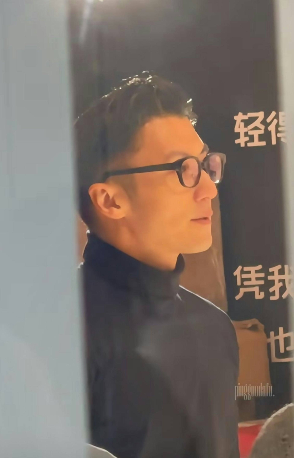 霆鋒神情專注地正在對員工進行工作指示或會議討論，整個人散發出老闆的專業氣場！