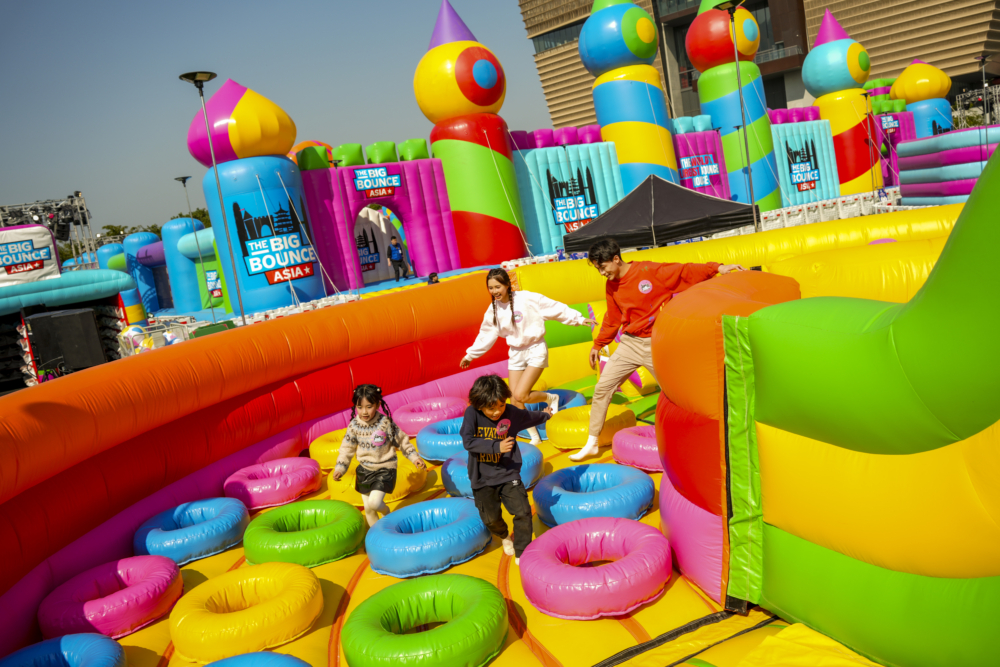 全港最長的充氣障礙賽道！超過 150米長的 The Giant 巨無霸挑戰場將是最具體力考驗但又最刺激好玩的充氣遊樂區！從障礙賽道起點一路前進到終極巨型滑梯，總共有30 個不同的障礙等你來挑戰！