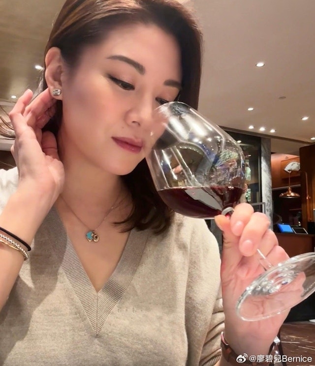 照片曝光後網上亦對廖碧兒的最新狀態進行了熱討，為其外貌變化感到驚訝