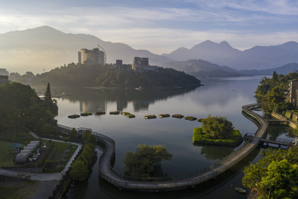 日月潭是半天然淡水湖泊兼水力發電用水庫，每天都在大自然中安靜地工作。
