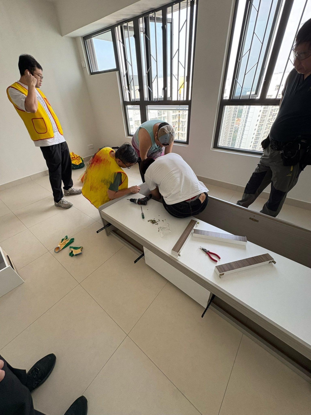 陳家樂低調行善，前往過渡性房屋落手落腳幫災民砌床