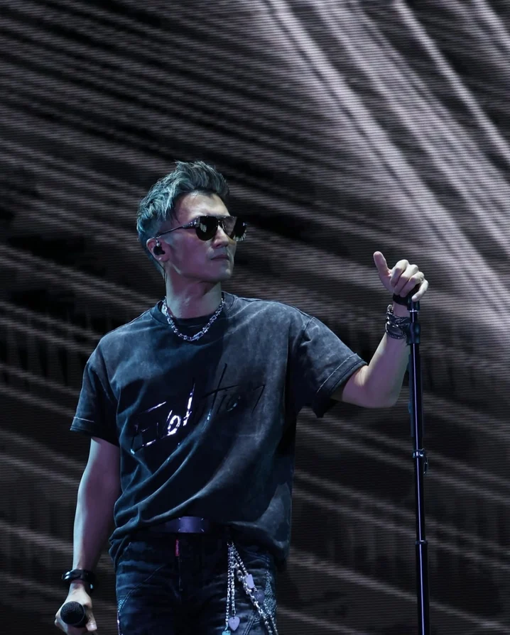 網友：「有這樣的老闆教員工如何專注工作？」