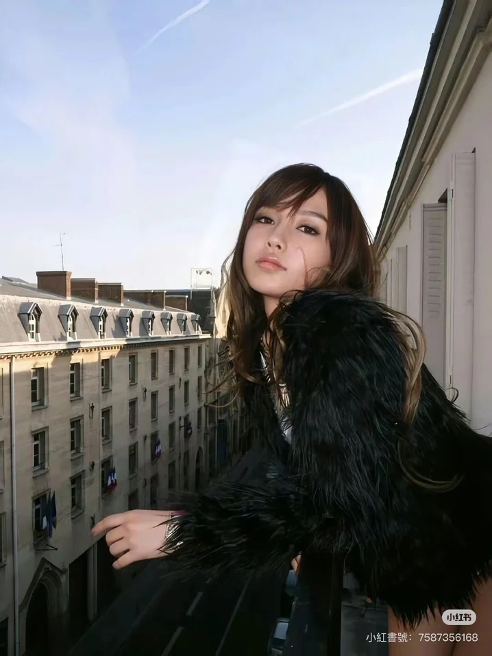 Angelababy當年的少女感以及標準「大眼仔」造型經常被讚是「人間洋娃娃」