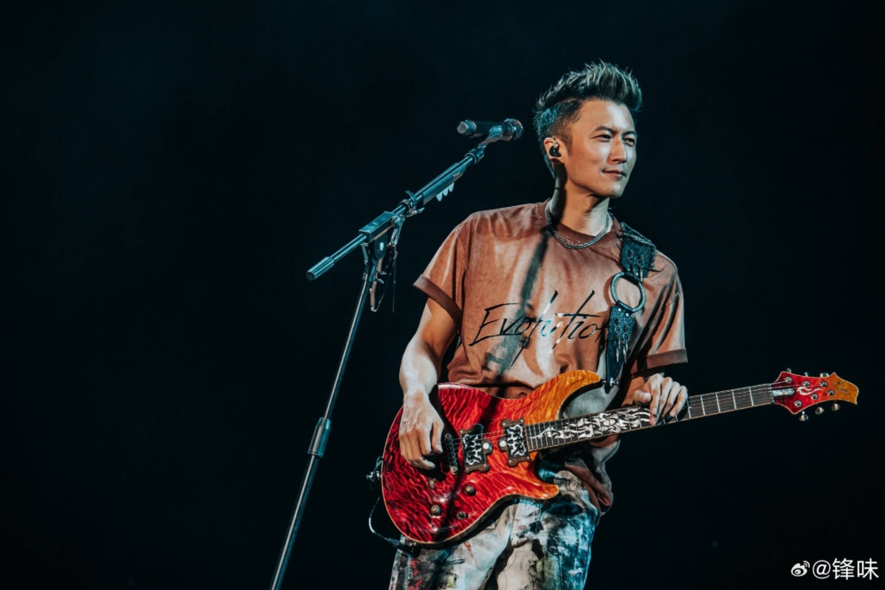 這段影片意外流出後馬上引起熱討，一眾網友紛紛被霆鋒外貌震撼