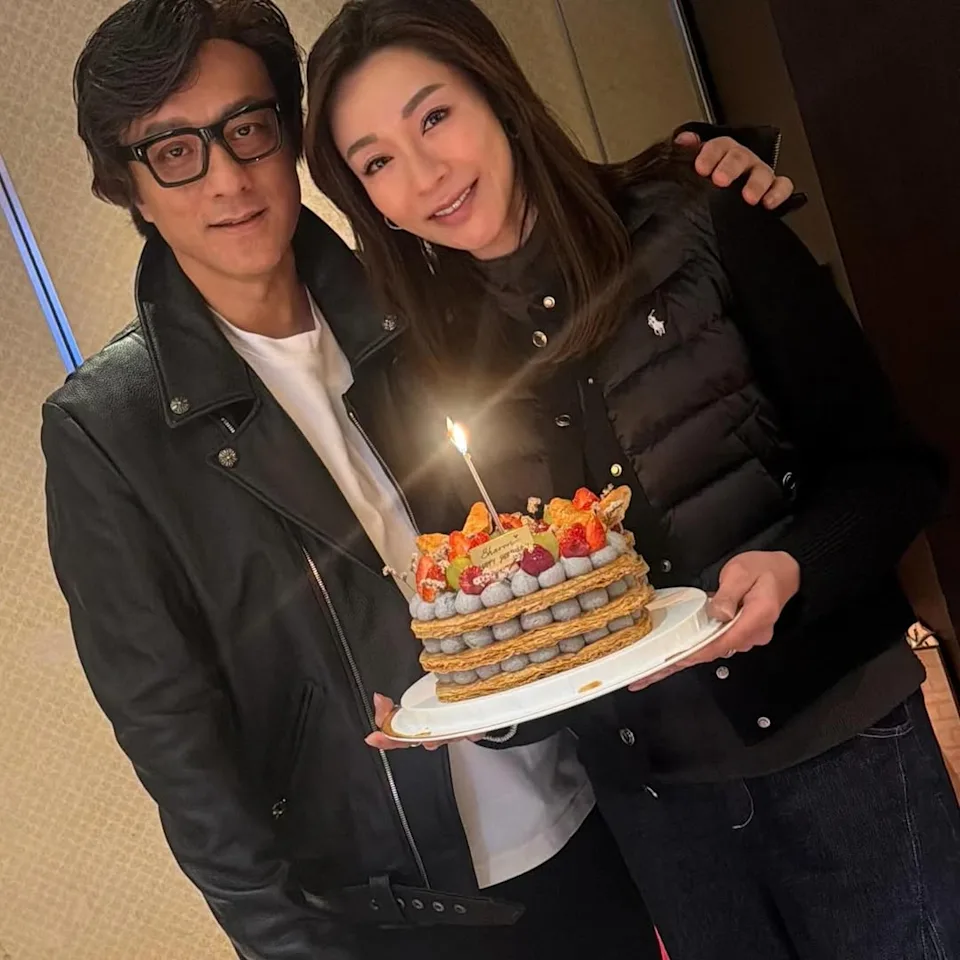 然而在其中一張照片中，陸詩韻就被與一名戴眼鏡中年男士舉止親密