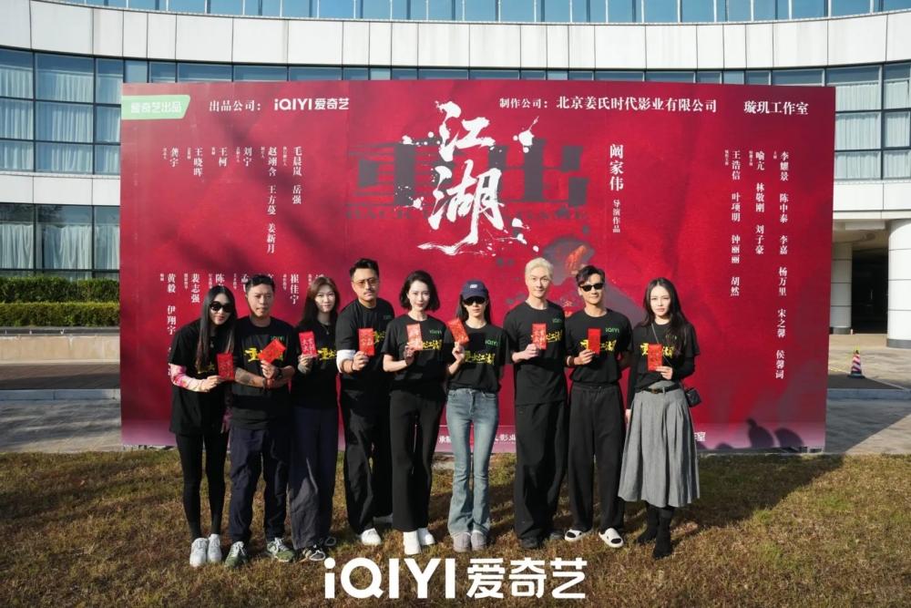 日前王浩信現身出席新戲開機儀式時，見他已換上新造型將頭髮漂染成白金色