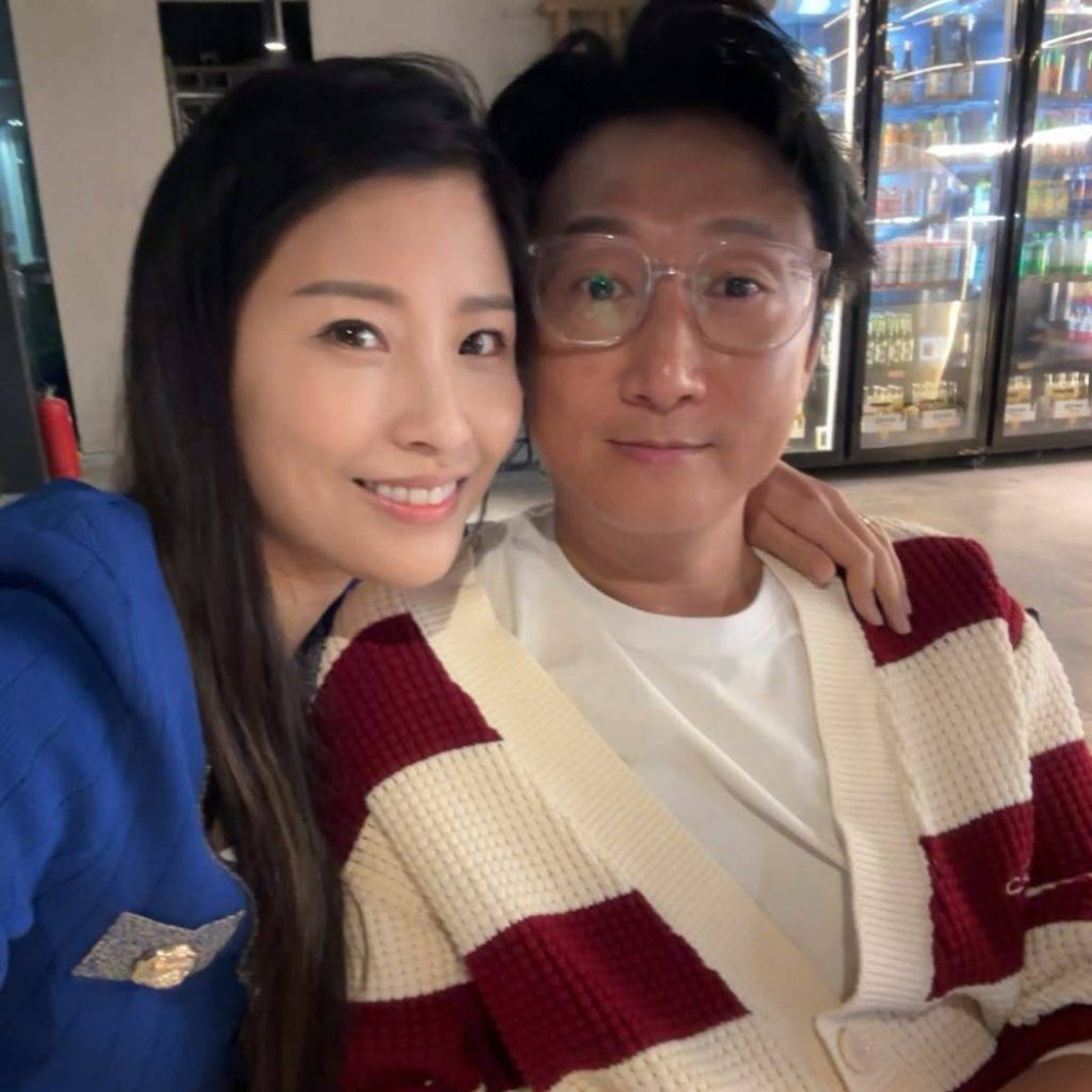 周家蔚與洪天明一直被譽為圈中模範夫妻。不過早前卻驚傳婚變，被指夫妻間「各有各玩」