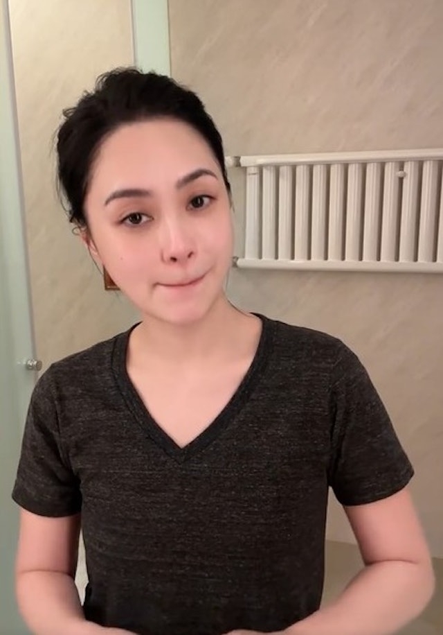 阿嬌素顏狀態皮膚膚質白裡透紅，光滑透亮，五官樣貌依舊精緻