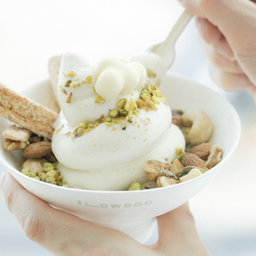 Slowood ｜ 【只限首 500 名顧客】購買乳酪味或豆乳味軟雪糕可享半價優惠｜ 位置：L7 離境（南）後