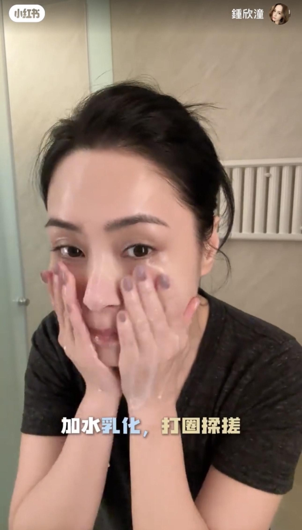 待阿嬌卸乾淨後其素顏狀態近乎與帶妝時零差別