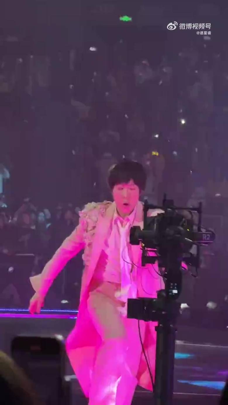 意外時阿信正獻唱《派對動物》，期間突然踏空向後摔下舞台，一度撞到燈光台