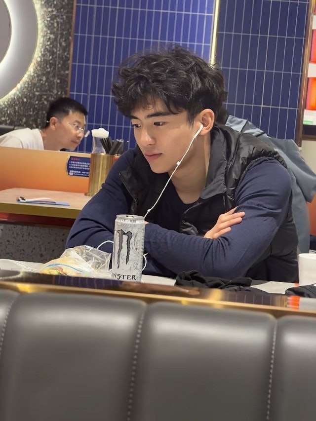 雖然造型日常但亦難以掩蓋Lucas的帥氣