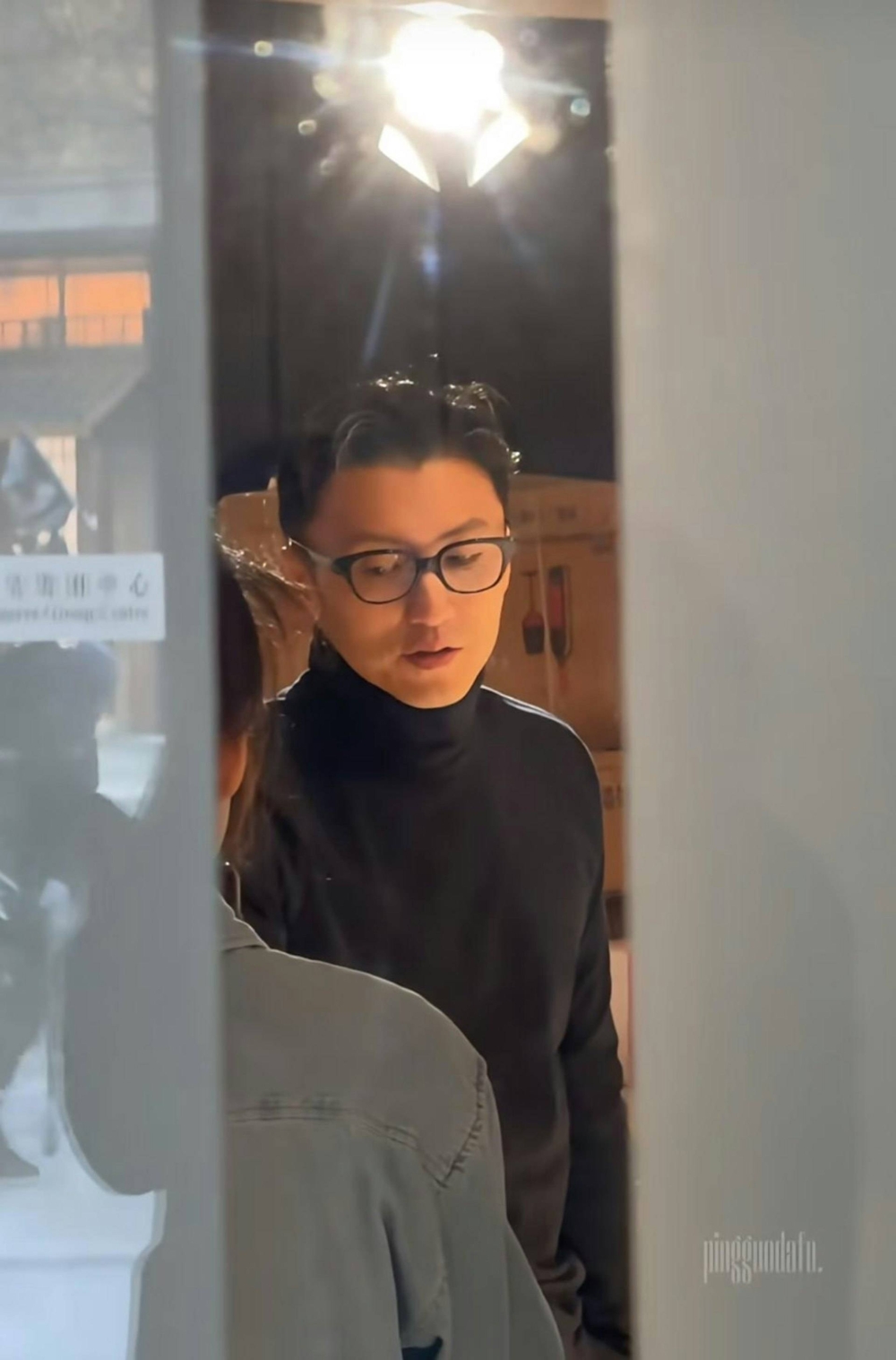 最近有網友意外影到霆鋒在公司內部訓話的畫面