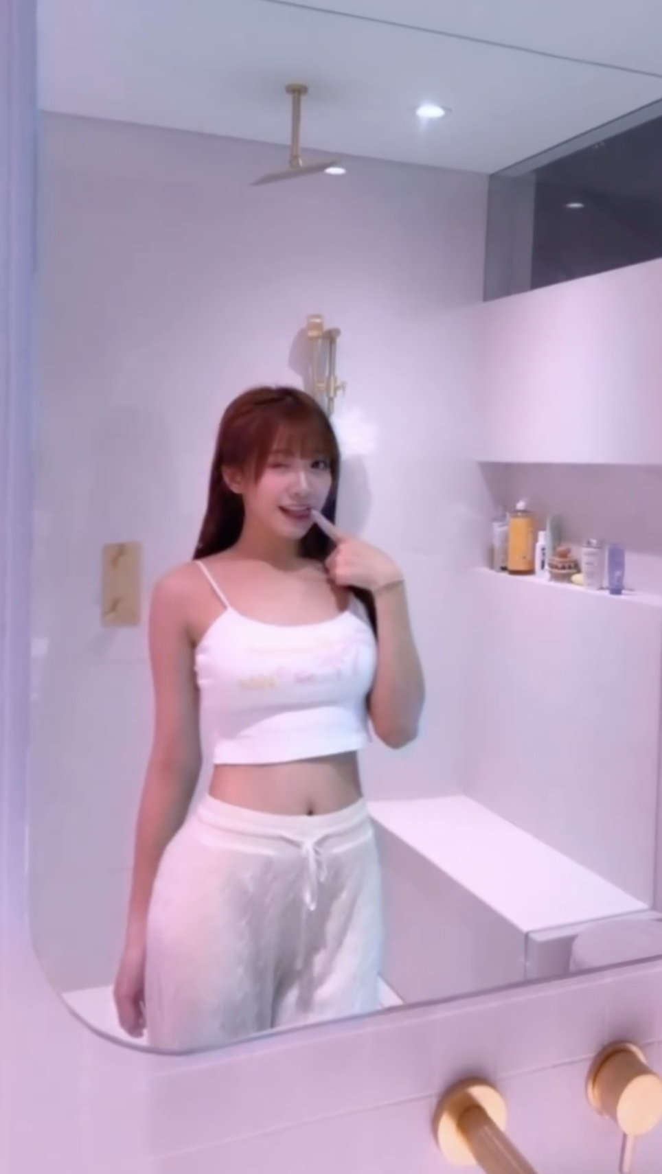 冼迪琦（小迪）有不時透過社交網分享生活點滴，近日她就上載一條於浴室熱舞的短片