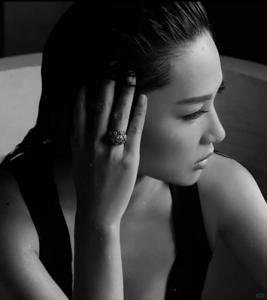 據悉早於2015年子珊便已修讀專業設計及彩色寶石專業課程，投資百萬創立自家設計珠寶品牌Kate Tsui