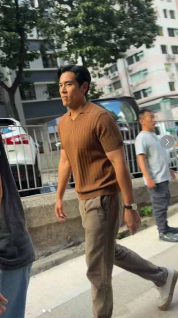 雖然其上衣並不算貼身，但亦難以掩蓋其Fit爆身材