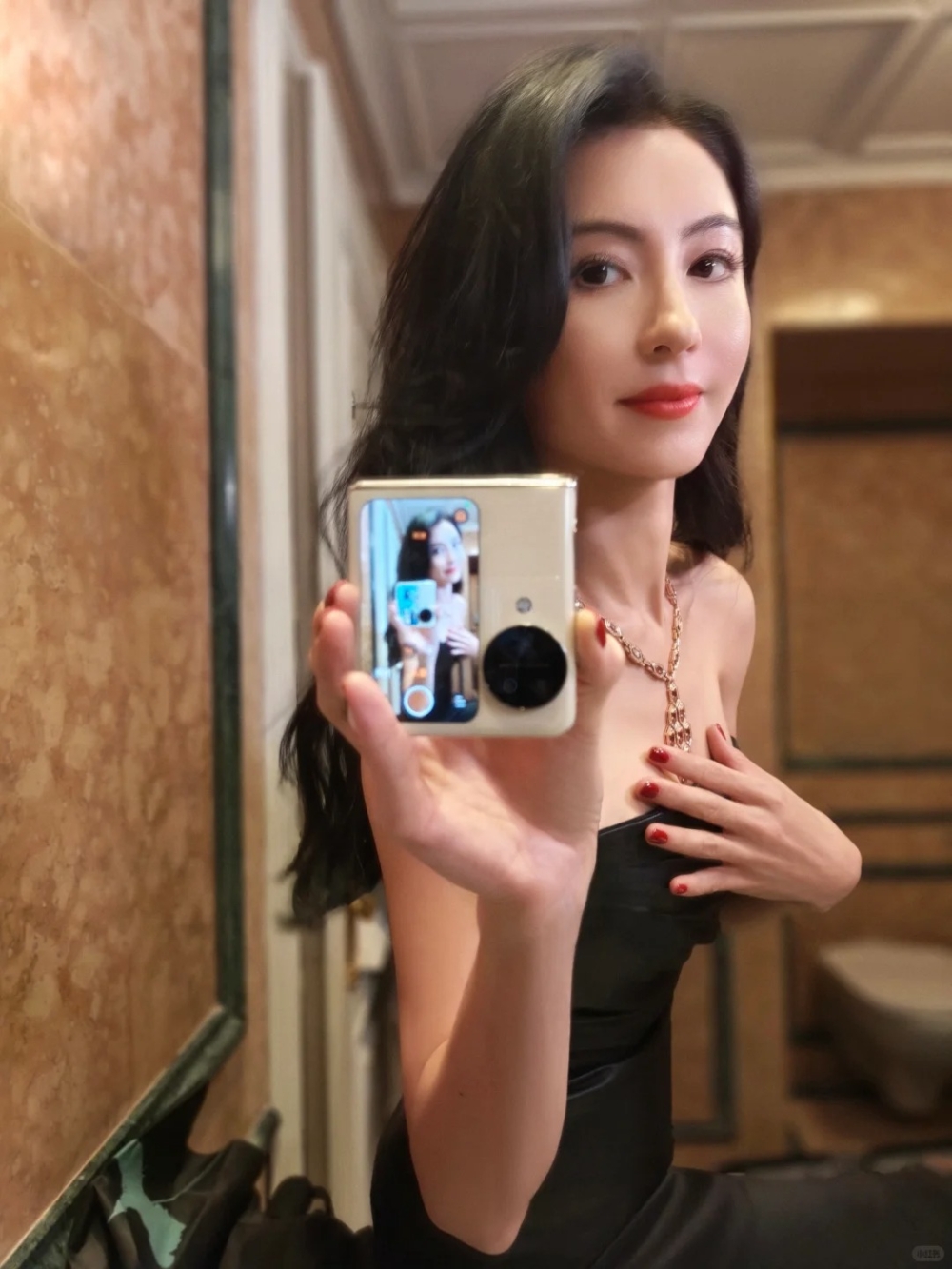 對於這次張栢芝在法庭上的激動表現，一眾網友亦議論紛紛