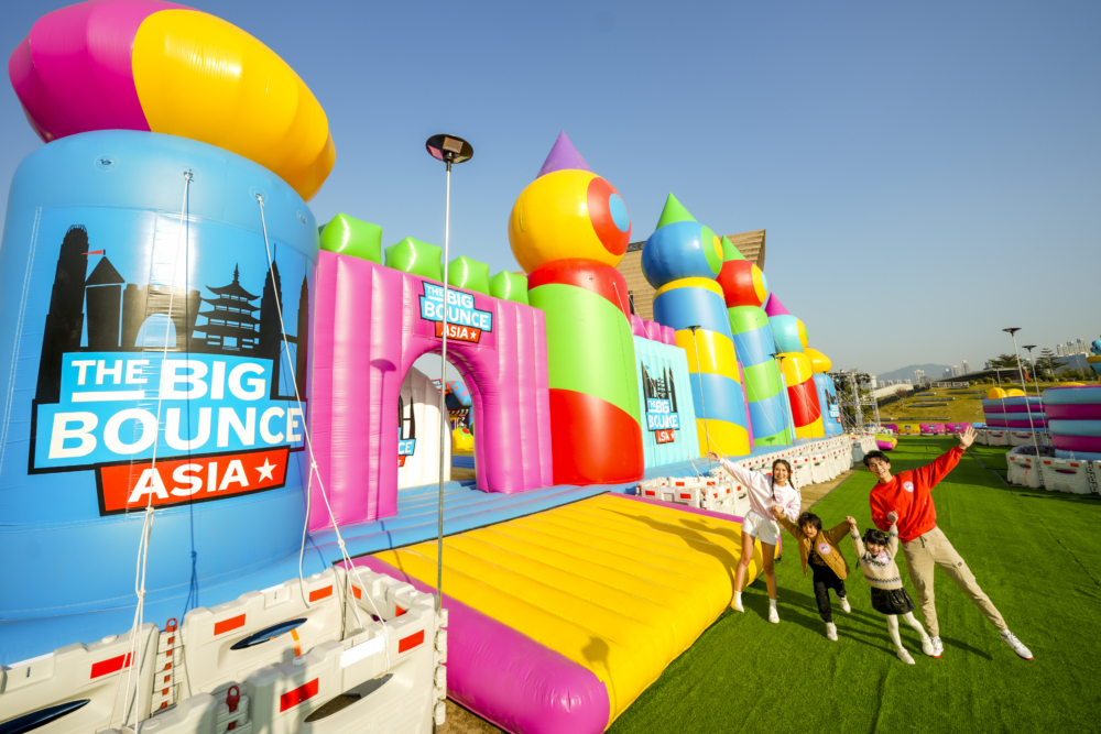 由 Sun Life 永明 冠名贊助嘅全球最大型彈跳體驗 「Sun Life 永明 The Big Bounce 世界巡迴香港站」，將於2026年農曆新年期間強勢回歸！