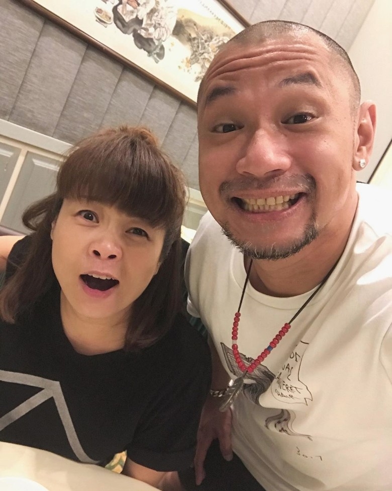 其實小儀與金剛早年曾因合作主持節目一度傳出緋聞，更曾有報導指小儀力追金剛