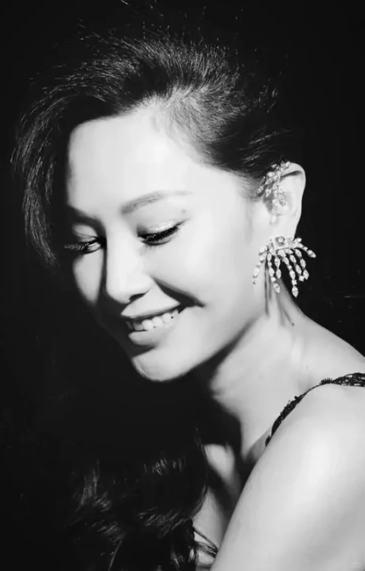 子珊透露，原來曾受一位做玉石生意Uncle鼓勵，叫她設計珠寶首飾「唔使同人撞款」，從而令子珊投身珠寶行業。