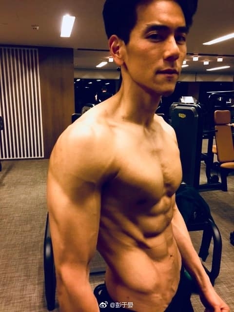 導演姜文就曾形容彭于晏是「能用靈魂指揮肉體的男人」