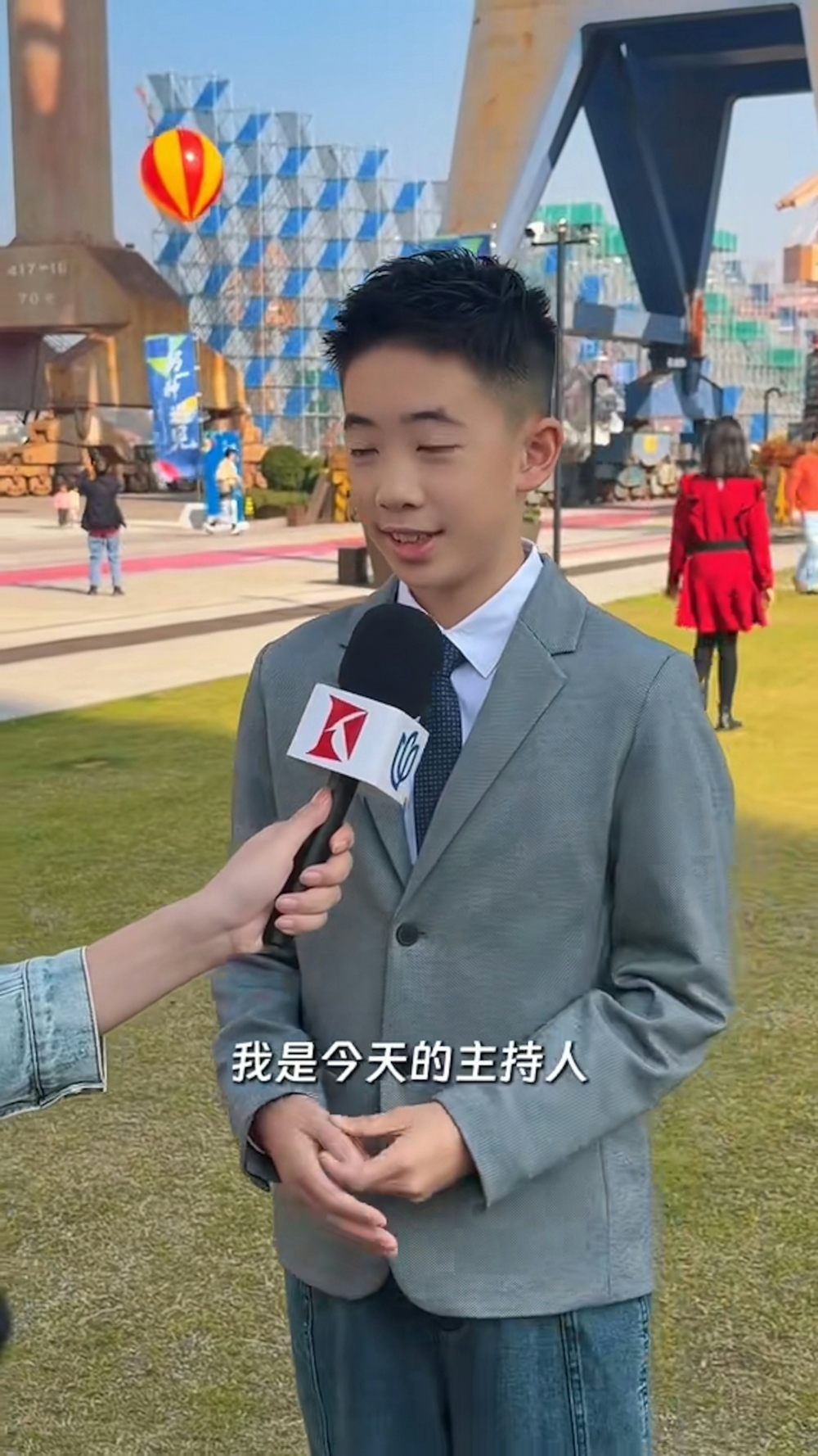 當日Jasper亦展現了其語言天賦