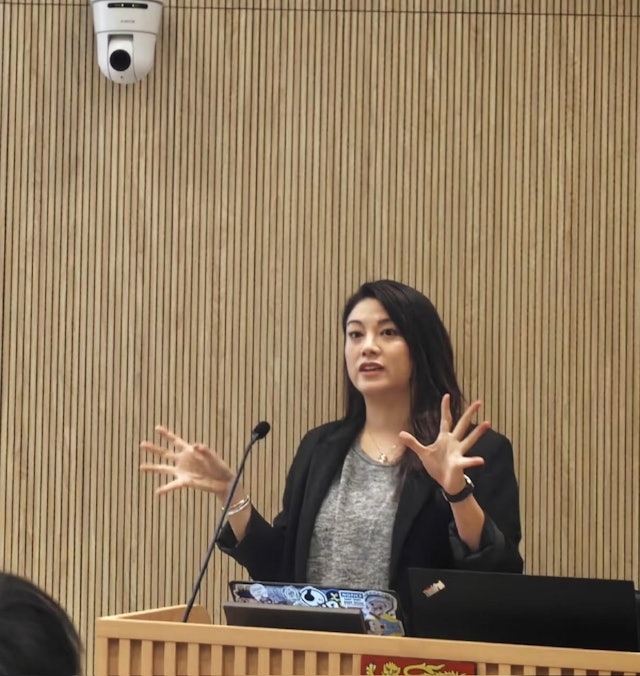 網友在社交平台分享多張廖碧兒上堂教書的照片