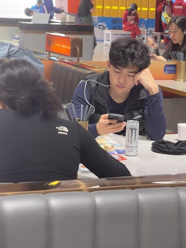 有網友表示Lucas一頭自然捲髮型是敗筆，認為髮型沒有完全展現出他的五官優勢