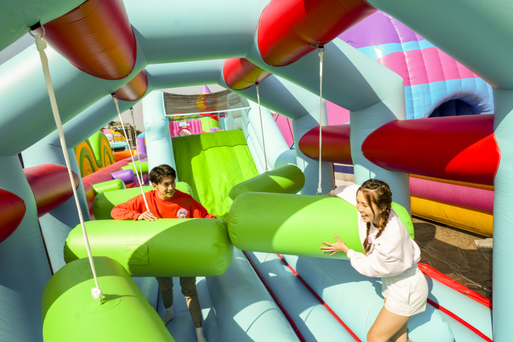 全球最大充氣城堡（90 分鐘內可於指定 40 分鐘時段進入），城堡裡有色彩繽紛的巨型滑梯、攀爬塔和籃球架，形狀大小各異，必然成為最熱打卡點！