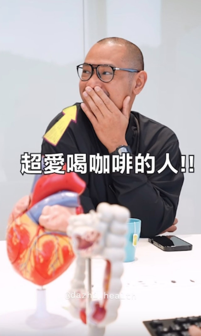 網友發現照中男士的手形及佩戴的黑色手錶，都與金剛甚為相似