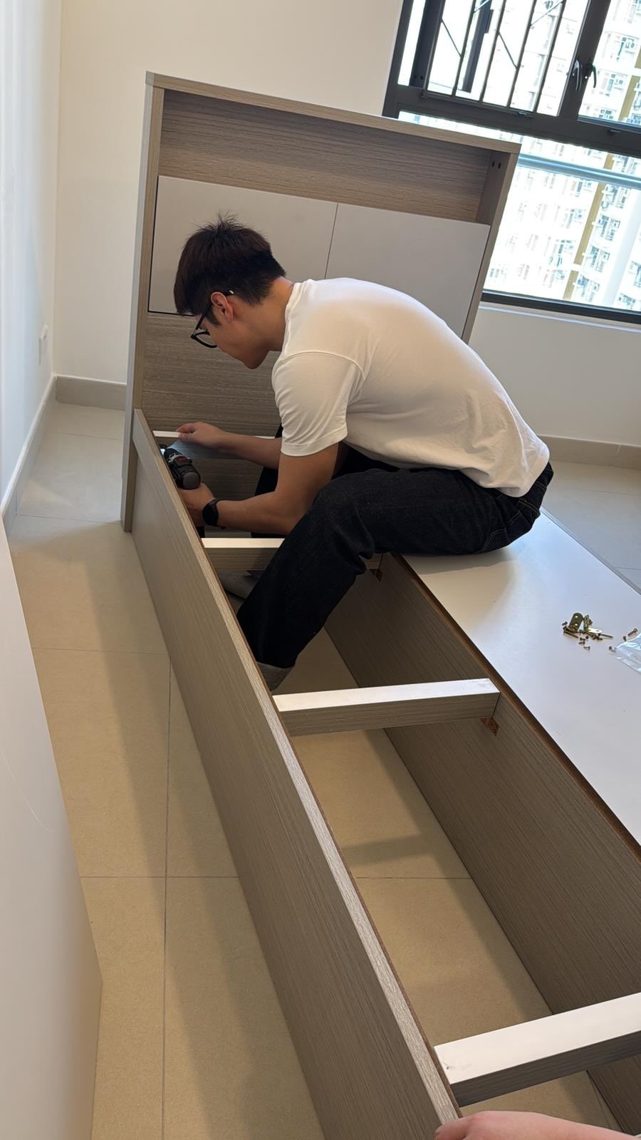 陳家樂低調行善，前往過渡性房屋落手落腳幫災民砌床