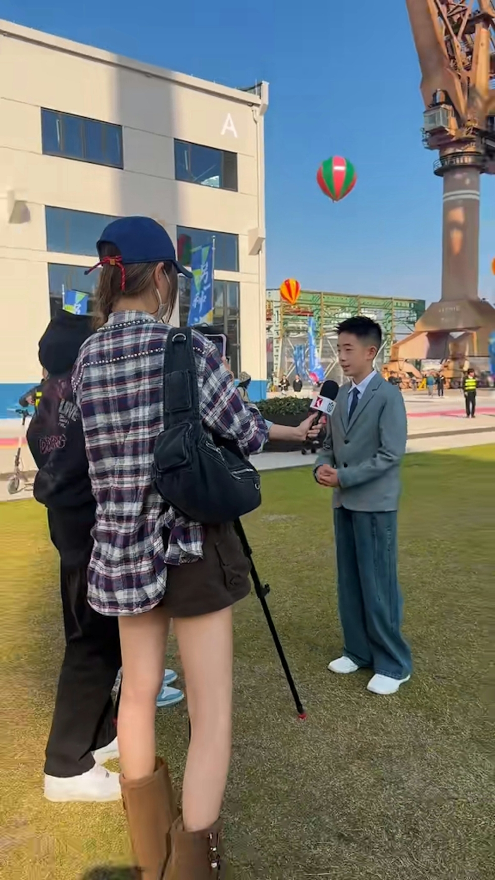 當日Jasper亦展現了其語言天賦