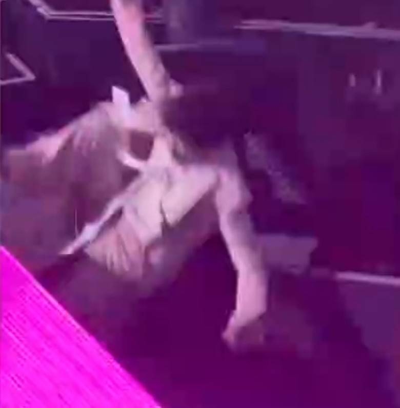 事發後工作人員和言承旭、吳建豪、周渝民陸續跑上前查看阿信狀況