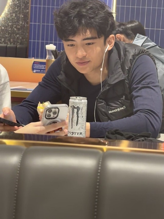 謝霆鋒、張栢芝18歲大仔謝振軒（Lucas）近日被網友偶遇，並拍下其一張近照